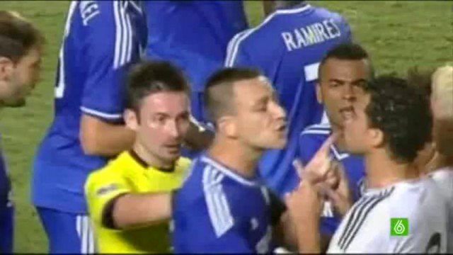 Cristiano Ronaldo fica com tornozelo em sangue após entradas de jogadores do Chelsea