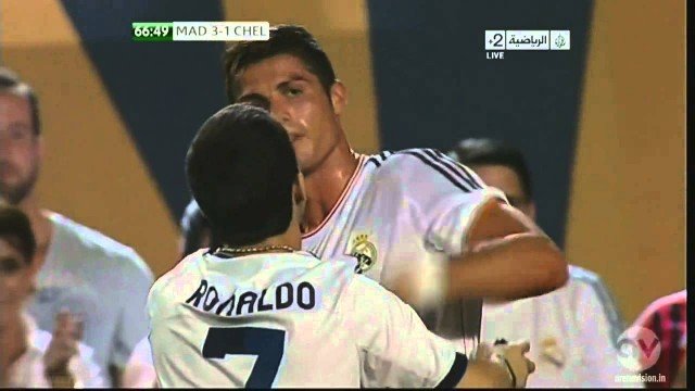 Fan invade campo e é abraçado por Cristiano Ronaldo