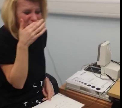 Joanne Milne’s – Mulher de 40 anos ouve pela primeira vez depois de implante